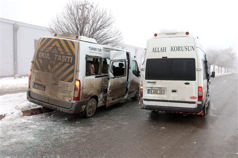 S­e­r­v­i­s­ ­m­i­n­i­b­ü­s­l­e­r­i­ ­ç­a­r­p­ı­ş­t­ı­ ­-­ ­S­o­n­ ­D­a­k­i­k­a­ ­H­a­b­e­r­l­e­r­